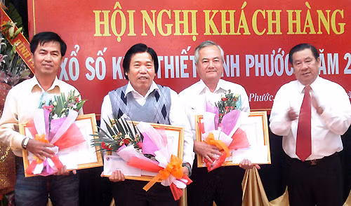 Buổi tuyên dương các đại lý, khách hàng của Công ty XSKT tỉnh Bình Phước. Ảnh:Báo Bình Phước.