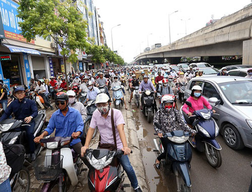 Dòng xe máy lưu thông trên đường vành đai 3 ở Hả Nội. Ảnh: Bá Đô.