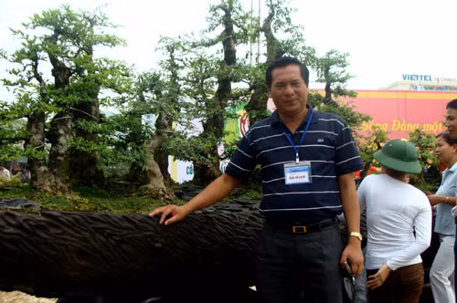 Anh Thịnh bên tác phẩm "Chiến thắng Bạch Đằng". Anh Thịnh bên tác phẩm "Chiến thắng Bạch Đằng".