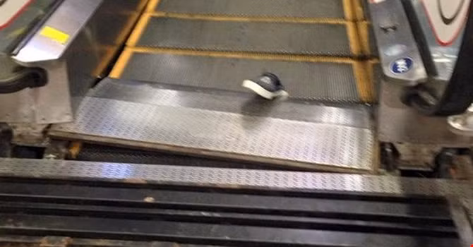 Chiếc giầy bị kẹt lại.