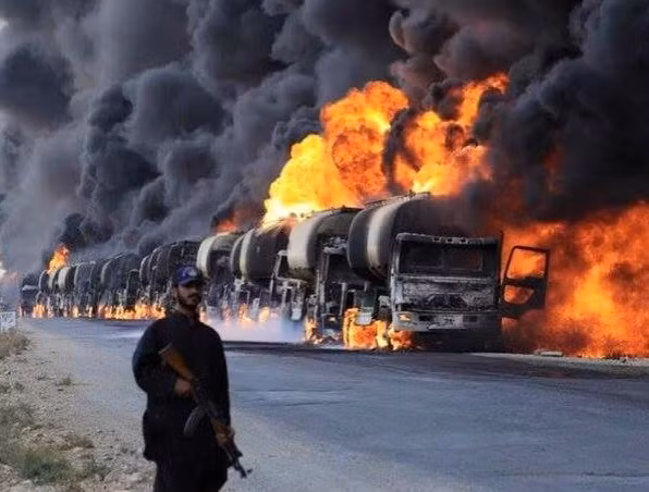 Đoàn xe chở dầu lậu của IS bị Nga không kích bốc cháy dữ dội