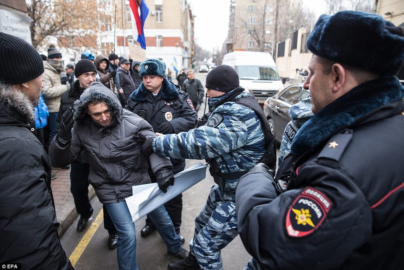 Người dân Nga giận dữ biểu tình trước đại sứ quán Thổ Nhĩ Kỳ tại Moscow sau vụ bắn hạ Su-24