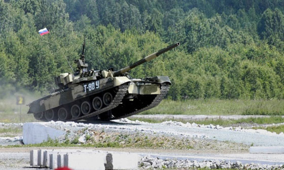 T-80U: Kíp xe 3 người, trọng lượng chiến đấu 46 tấn, tốc độ tối đa trên đường nhựa 70 km/h và 48 km/h trên địa hình chia cắt