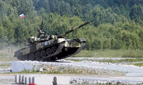 T-80U: Kíp xe 3 người, trọng lượng chiến đấu 46 tấn, tốc độ tối đa trên đường nhựa 70 km/h và 48 km/h trên địa hình chia cắt