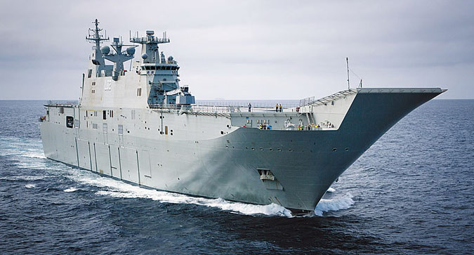 Tàu sân bay trực thăng Canberra chạy thử