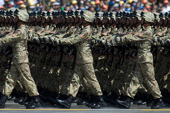 Quân phục của binh lính Trung Quốc phần nhiều cũng sao chép mẫu nước ngoài, trước hết là của Mỹ (Andy Wong / AP)