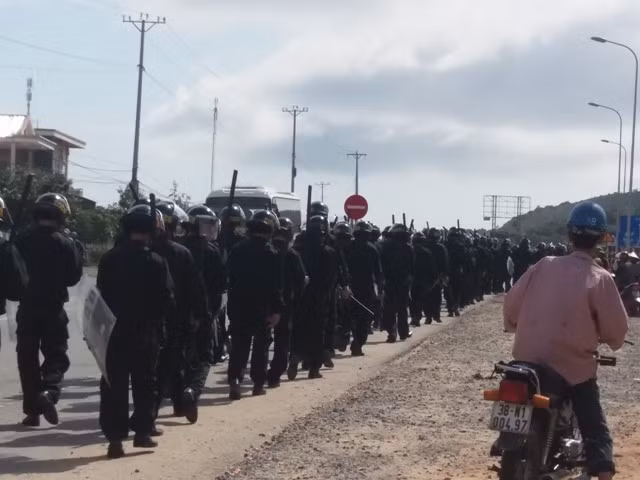 Hàng trăm chiến sỹ cơ động tập trung tại đèo Con