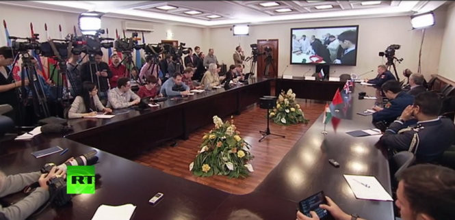 Các nhà báo theo dõi chuyên gia tháo hộp đen qua màn hình trực tiếp - Ảnh: RT