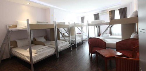 Nội thất đơn giản khiến chủ ký túc xá không mất nhiều tiền đầu tư.