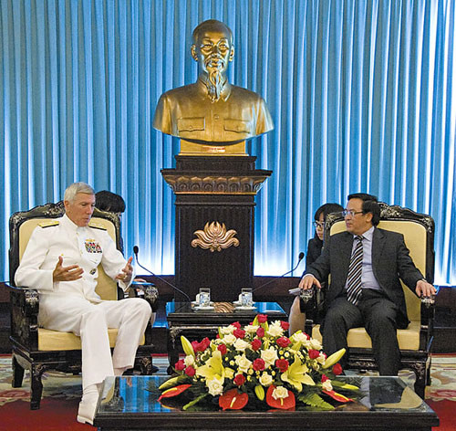 Tư lệnh quân lực Mỹ ở Thái Bình Dương, Đô đốc Samuel Locklear đang trao đổi ở Hà Nội với Trưởng Ban Đối ngoại Trung ương Đảng Cộng sản Việt Nam Hoàng Bình Quân