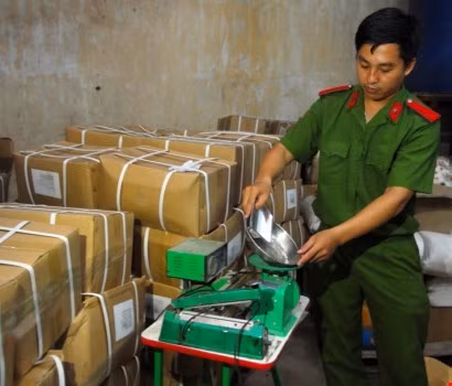 Cơ quan chức năng phát hiện đường hóa học, chất tạo ngọt chưa rõ nguồn gốc - Ảnh: Ngọc Lê