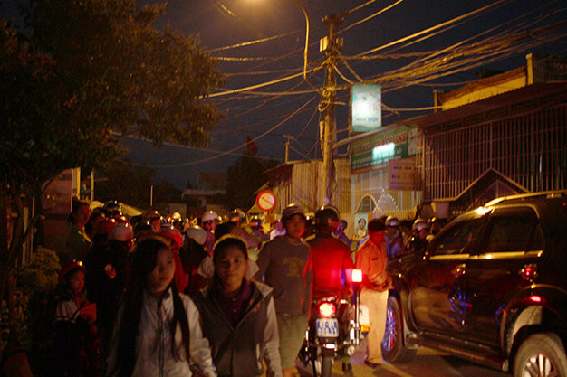 Hàng trăm người dân tập trung nơi tài xế dừng xe - Ảnh do bạn đọc cung cấp