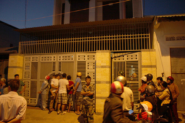 Hàng trăm người dân tập trung nơi tài xế dừng xe- Ảnh do bạn đọc cung cấp