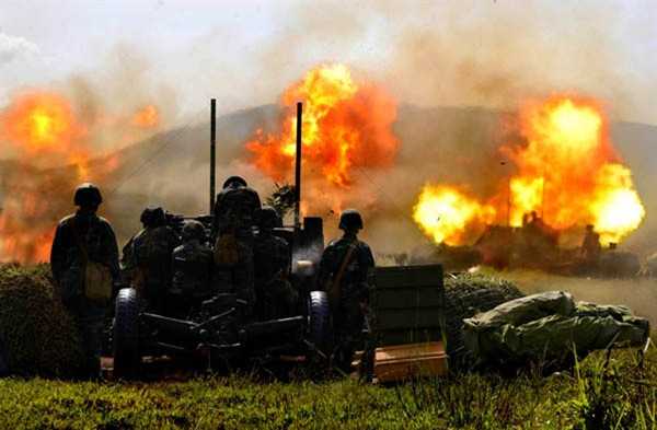 Pháo binh nhả đạn diệt mục tiêu trong cuộc diễn tập bắn đạn thật