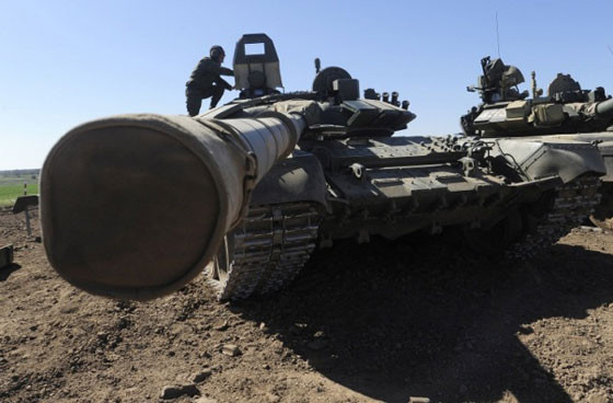 T-72B3: Kíp xe 3 người, trọng lượng chiến đấu 44,5 tấn, tốc độ tối đa trên đường nhựa 50 km/h và 45 km/h trên địa hình chia cắt