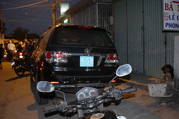Chiếc xe điên dừng lại trước ngôi nhà ở đường Phan Đình Phùng- Ảnh do bạn đọc cung cấp