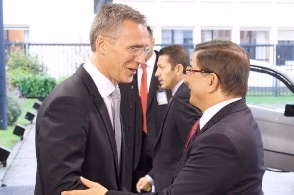 Đại diện Nga ngày 1-12 tố NATO bao che Thổ Nhĩ Kỳ trong vụ bắn rơi Su-24. Trong ảnh: Tổng thư ký NATO Jens Stoltenberg (trái) và Thủ tướng Thổ Nhĩ Kỳ Ahmet Davutoglu tại cuộc gặp ngày 30-11 - Ảnh: NATO