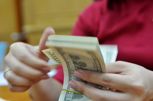 Trong vòng hơn2 tháng, lãi suất gửi đôla Mỹ liên tục hạ và về mức thấp kỷ lục 0% từ ngày 18/12. Trong vòng hơn2 tháng, lãi suất gửi đôla Mỹ liên tục hạ và về mức thấp kỷ lục 0% từ ngày 18/12.