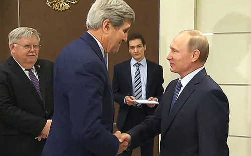 Ngoại trưởng Mỹ Kerry trong cuộc gặp với Tổng thống Nga Putin hồi tháng 5/2015.Ảnh: APTN