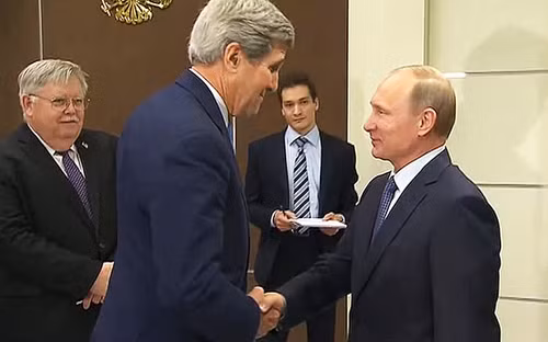 Ngoại trưởng Mỹ Kerry trong cuộc gặp với Tổng thống Nga Putin hồi tháng 5/2015.Ảnh: APTN Ngoại trưởng Mỹ Kerry trong cuộc gặp với Tổng thống Nga Putin hồi tháng 5/2015.Ảnh: APTN