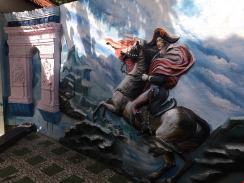 Choáng trước đồ quý trong biệt phủ 100 tỉ của đại gia vàng ở đèo Hải Vân ảnh 2