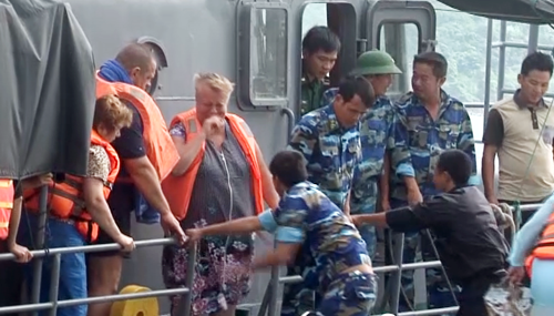 Được đưa vào bờ an toàn nhưng hàng chục du khách Nga cònhoảng loạn. Ảnh: N.X Được đưa vào bờ an toàn nhưng hàng chục du khách Nga cònhoảng loạn. Ảnh: N.X