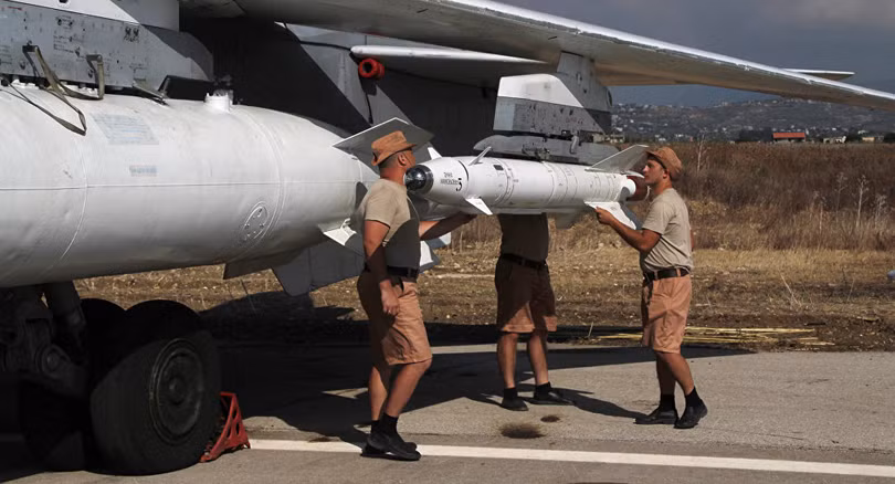 Binh sĩ Nga lắp vũ khí lên máy bay chuẩn bị xuất kích chống khủng bố tại Syria