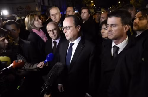 Tổng thống PhápHollande trả lời phóng viên sau khi vụ khủng bố Paris diễn ra. Ảnh: AFP