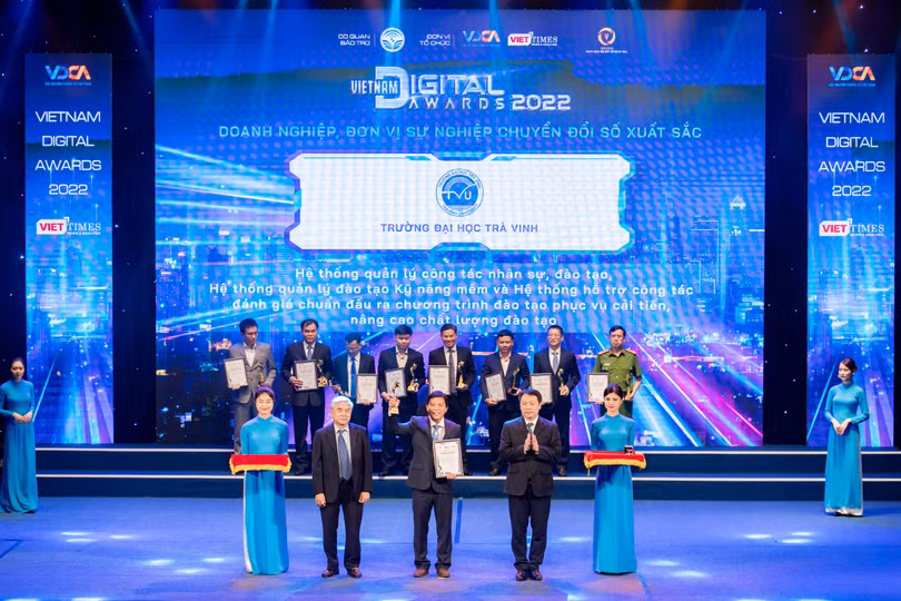 TS. Nguyễn Minh Hòa, Hiệu Trưởng Trường Đại học Trà Vinh nhận giải thưởng tại sự kiện Vietnam Digital Awards 2022 TS. Nguyễn Minh Hòa, Hiệu Trưởng Trường Đại học Trà Vinh nhận giải thưởng tại sự kiện Vietnam Digital Awards 2022