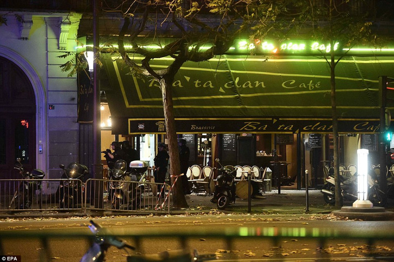  Những khoảnh khắc hãi hùng vụ tấn công đẫm máu tại Paris ảnh 38