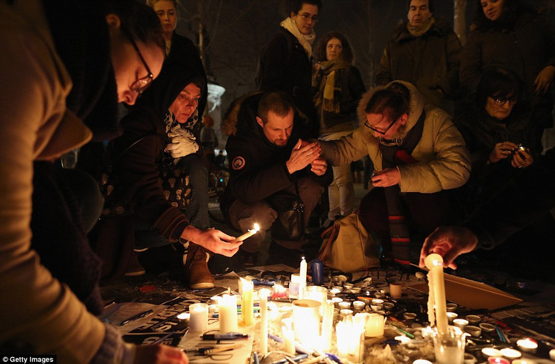  Những khoảnh khắc hãi hùng vụ tấn công đẫm máu tại Paris ảnh 40