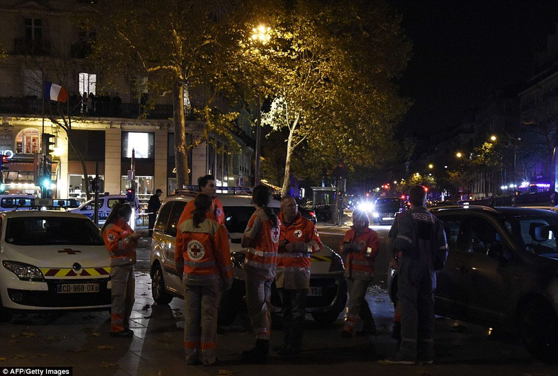  Những khoảnh khắc hãi hùng vụ tấn công đẫm máu tại Paris ảnh 34