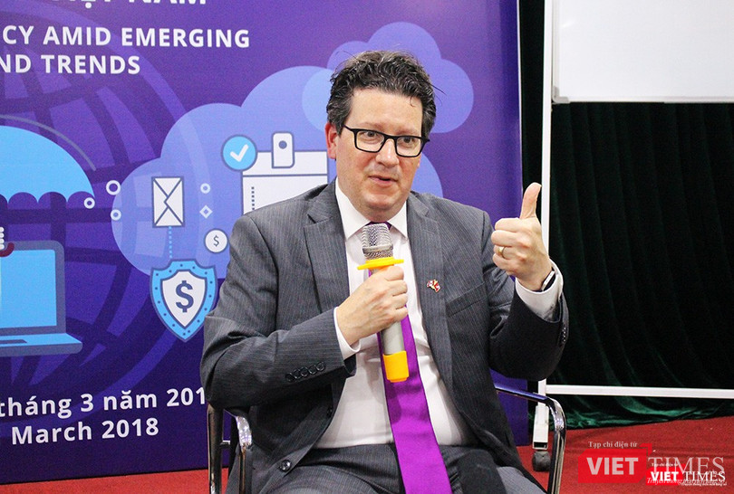 Ông Eric Miller trả lời phỏng vấn trong cuộc Tọa đàm An ninh mạng: Kinh nghiệm quốc tế và Điều chỉnh chính sách ở Việt Nam (23/3). Nguồn: VietTimes