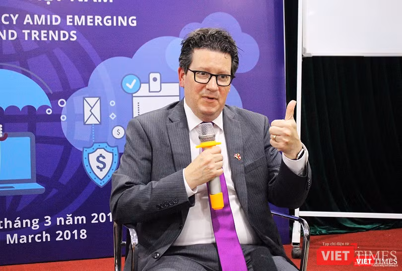 Ông Eric Miller trả lời phỏng vấn trong cuộc Tọa đàm An ninh mạng: Kinh nghiệm quốc tế và Điều chỉnh chính sách ở Việt Nam (23/3). Nguồn: VietTimes