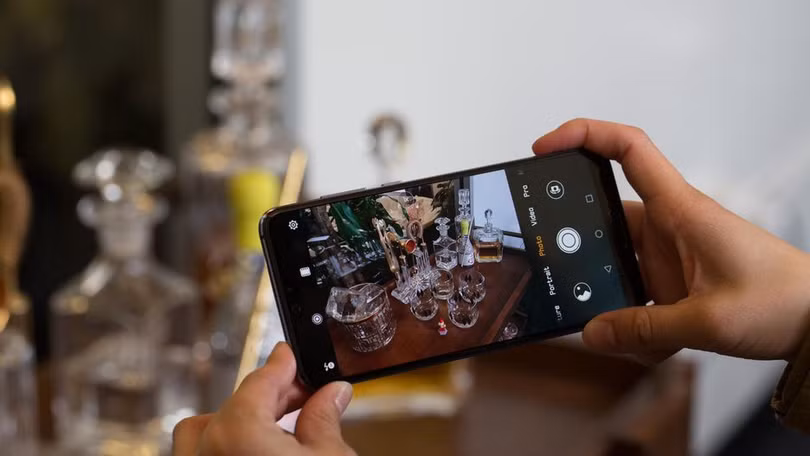 P20 Pro là smartphone đầu tiên trên thế giới với cụm 3 camera phía sau. Nguồn: CNET