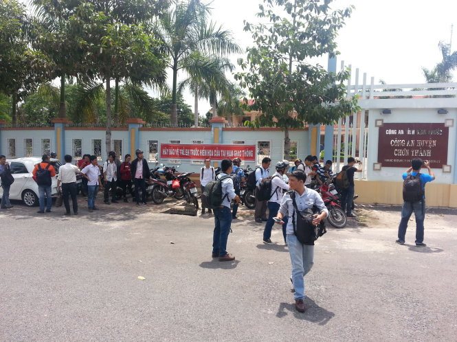 Rất đông các phóng viên tập trung trước trụ sở Công an huyện Chơn Thành - Ảnh: Đức Trong