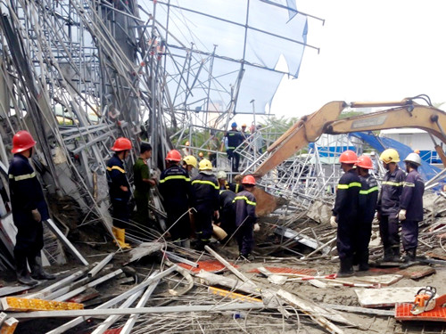 Cảnh sát cứu hộ đang nỗ lực tìm kiếm công nhân còn lại. Ảnh: Nhật Vy.