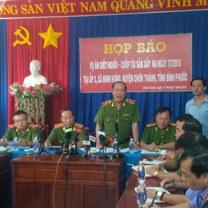 Đại diện Bộ Công an trả lời tại buổi họp báo. Ảnh: Ái Nhân