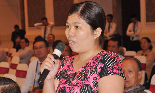 Một nữ cổ đông thắc mắc về căn cứ tính tỷ lệ hoán đổi cổ phiếu giữa 2 ngân hàng. Ảnh:Lệ Chi Một nữ cổ đông thắc mắc về căn cứ tính tỷ lệ hoán đổi cổ phiếu giữa 2 ngân hàng. Ảnh:Lệ Chi