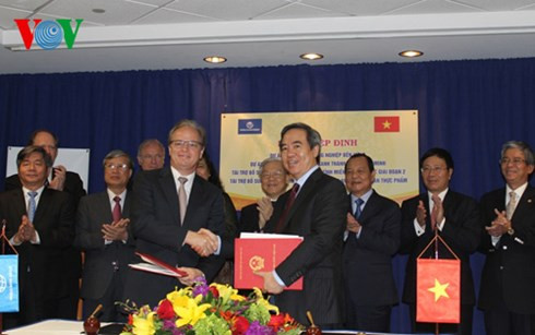 Tổng Bí thư chứng kiến lễ ký kết Hiệp định tín dụng. Tổng Bí thư chứng kiến lễ ký kết Hiệp định tín dụng.