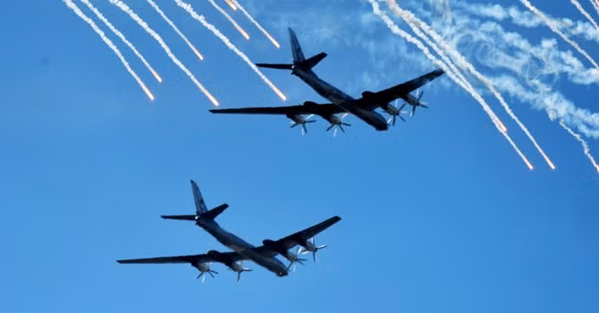 Nga điều máy bay ném bom Tu-95 “vờn” chiến đấu cơ Mỹ