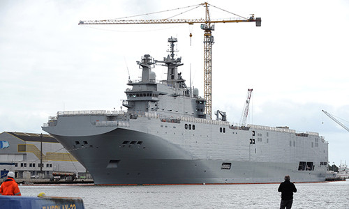Tàu chiến Vladivostok, một trong hai tàu chiến lớp Mistral mà Paris đóng cho Moscow, neo tại nhà máy đóng tàu STX France ở Saint-Nazaire, miền tây Pháp, hồi năm ngoái. Ảnh: AFP