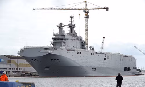 Tàu chiến Vladivostok, một trong hai tàu chiến lớp Mistral mà Paris đóng cho Moscow, neo tại nhà máy đóng tàu STX France ở Saint-Nazaire, miền tây Pháp, hồi năm ngoái. Ảnh: AFP