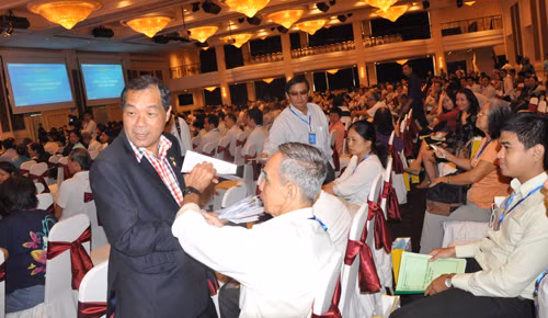 Phó chủ tịch Sacombank -Trầm Bê đích thân đi thu phiếu biểu quyết của cổ đông. Ảnh:Lệ Chi