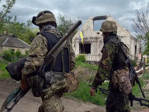 Binh lính Ukraine tham chiến tại khu vực gần sân bay Donetsk