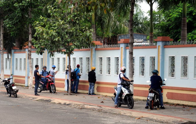 Các phóng viên đã có mặt tại trụ sở công an huyện Chơn Thành để đón chờ buổi họp báo - Ảnh: Đức Trong