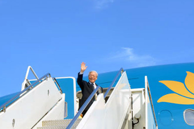 Tổng Bí thư Nguyễn Phú Trọng lên chuyên cơ, vẫy chào bạn bè Việt Nam và Hoa Kỳ ra tiễn.