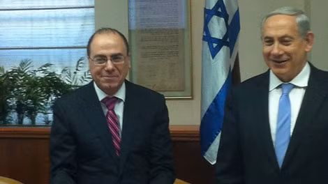 Thủ tướng Israael Benjamin Netanyahu (phải) và Bộ trưởng Nội vụ Silvan Shalom - trưởng đoàn đàm phán hòa bình mới của Israel.