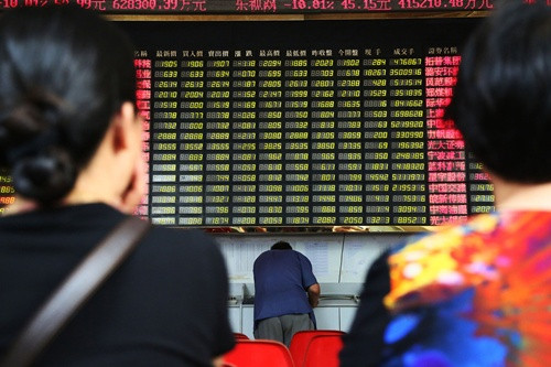 Nhà đầu tư Trung Quốc đang theo dõi bảng điện tử. Ảnh:ChinaFotoPress