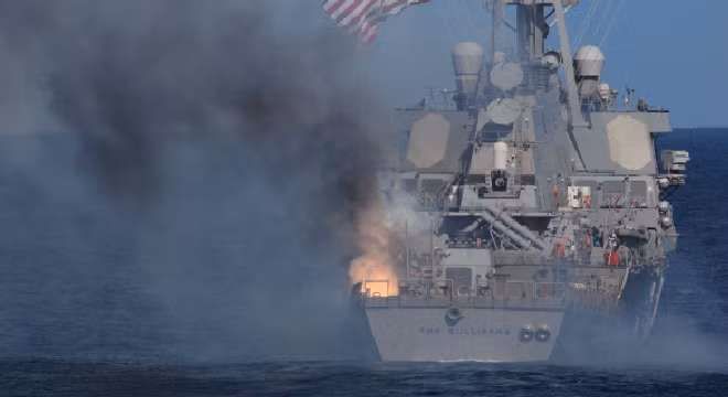 Vụ nổ tên lửa gây ra đám cháy trên tàu USS The Sullivans - Ảnh: Hải quân Mỹ